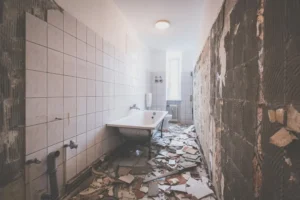 Badezimmerrenovierung - Fliesen im Badezimmer einer alten Wohnung entfernen