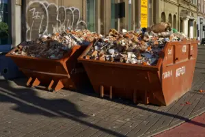 Bauschutt Container in der Innenstadt