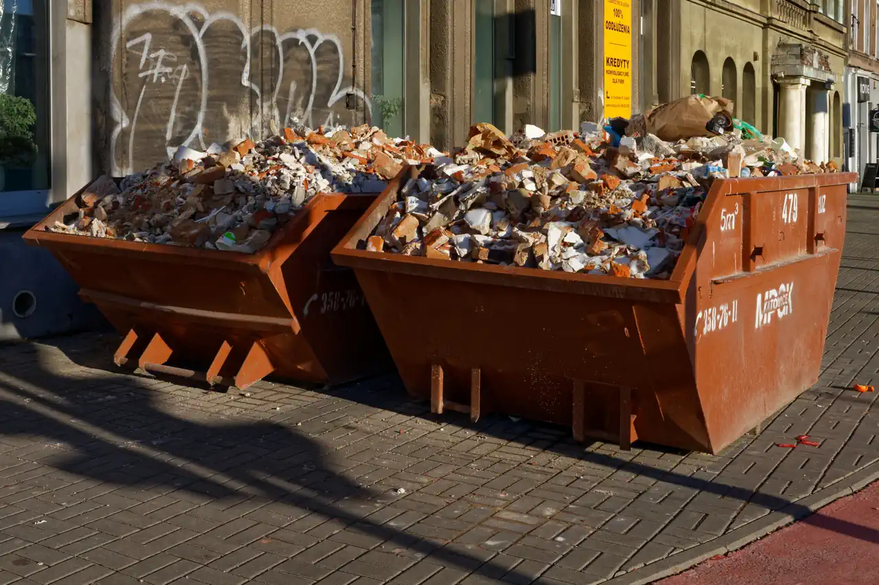 Bauschutt Container in der Innenstadt