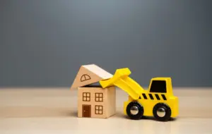 Der Bulldozer reizt das Haus ab