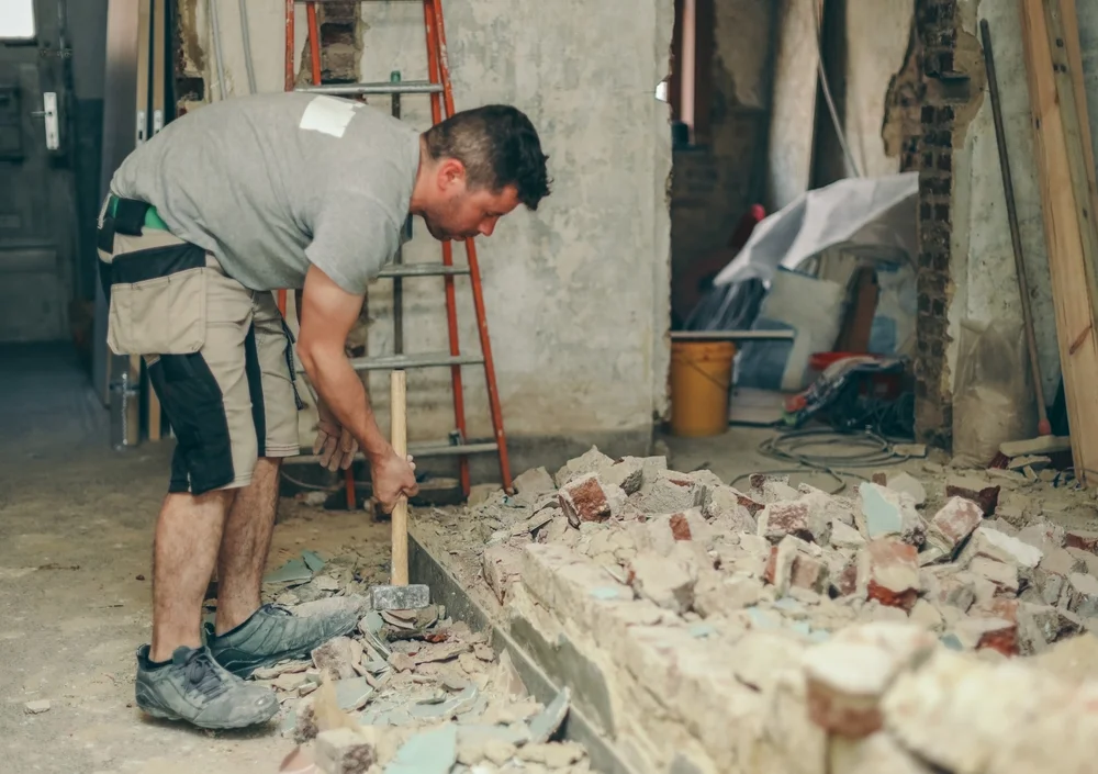 Facharbeiter entfern alte fliessen im Bad