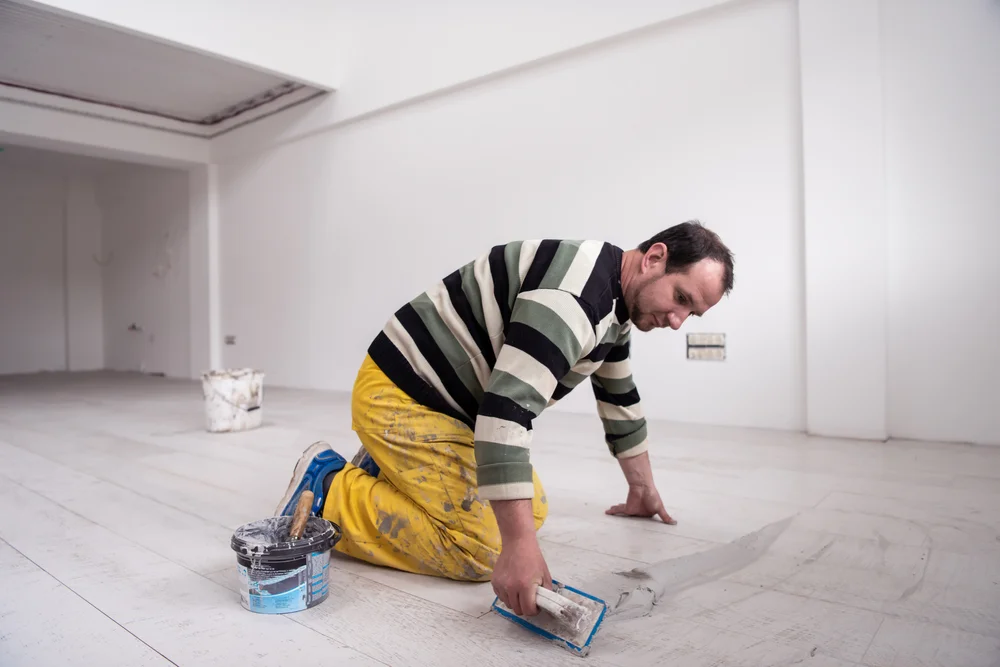 Entfernung des Paketbodens mit Meissel 