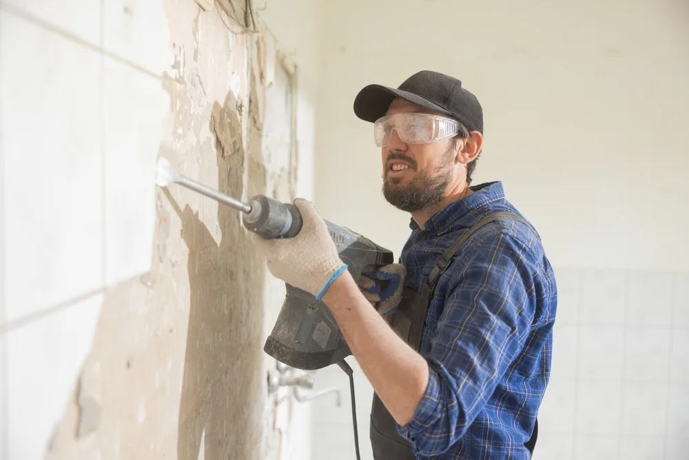 Teilabbruch Abriss einer Wand im Zimmer