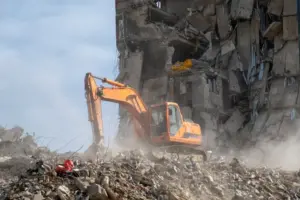 Abbruch mit Bagger – kontrollierte Gebäudedemontage in Stadterneuerung