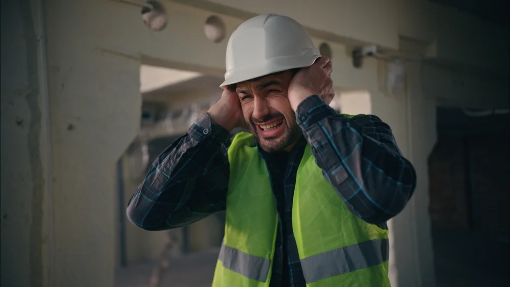 Bauarbeiter mit Abbruchhammer – Handwerker bei vibrationsintensiver Arbeit