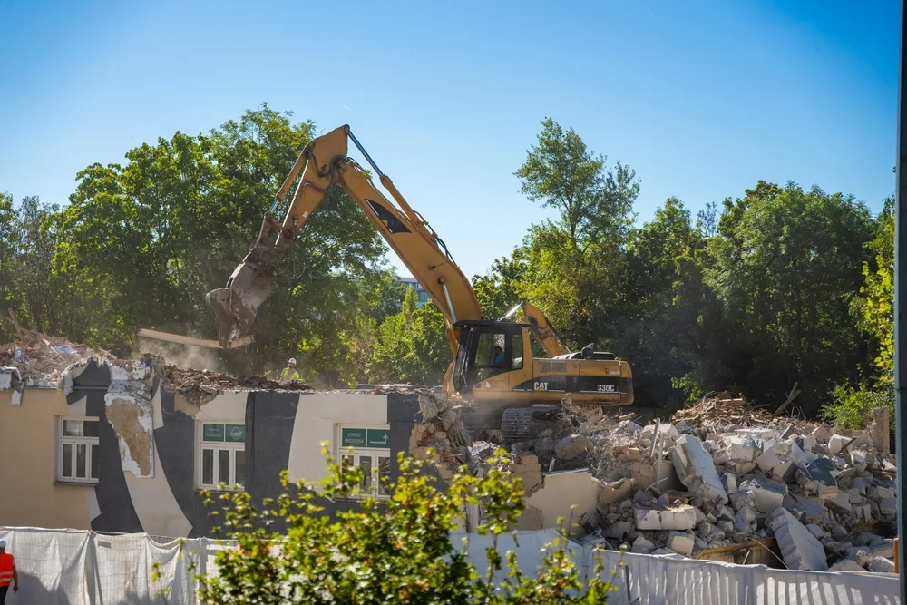 rbaner Abbruch – Bagger beim Rückbau im Stadtgebiet