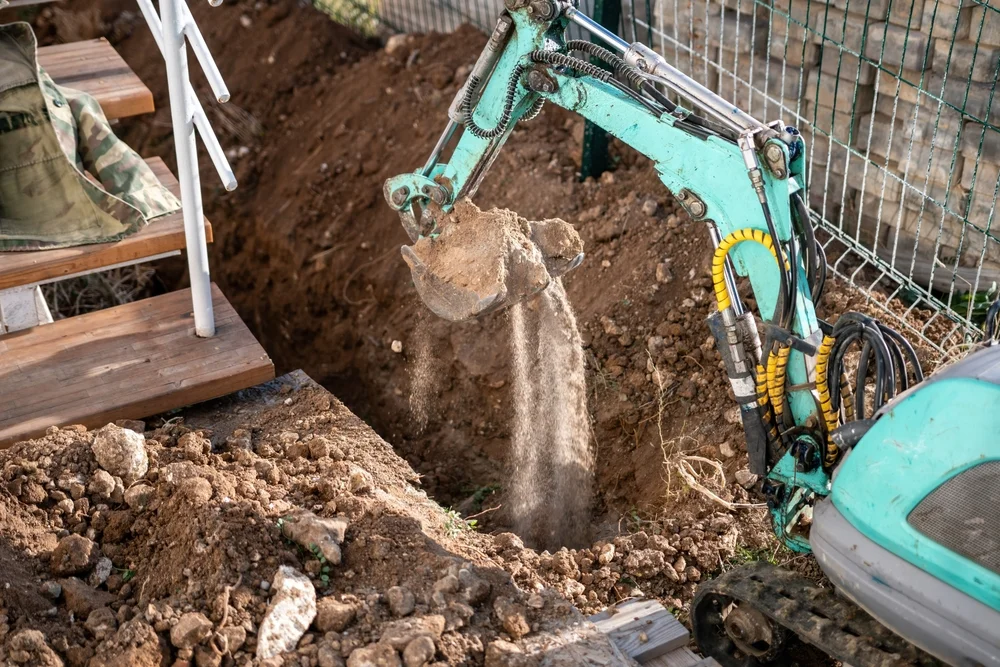 Professioneller Abbruch eines Betonpools