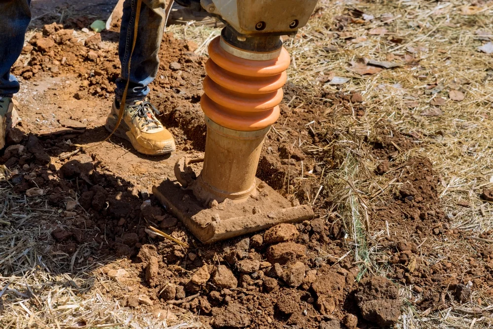 Schichtweise Bodenverdichtung nach Poolentfernung
