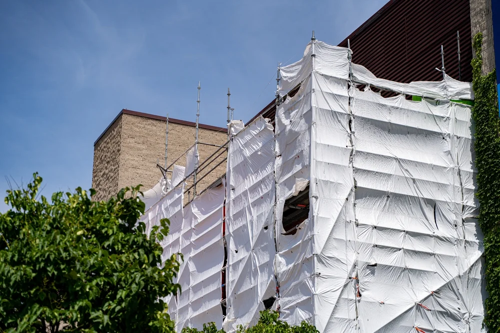 Staubschutzwand isoliert die KMU Baustelle